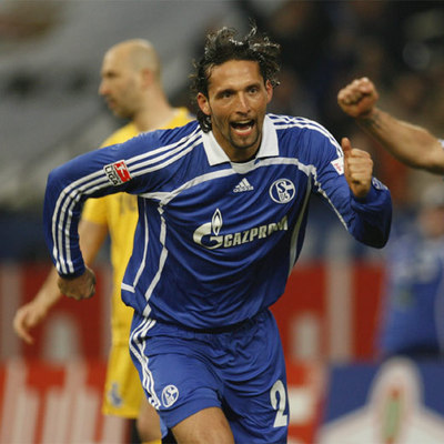 Kuranyi celebra un gol del Schalke en la Liga alemana.