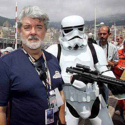 Lucas, junto a un guardia imperial de  La guerra de las galaxias. 