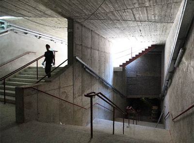 Escaleras de la estación de Fondo (Santa Coloma), con los ascensores listos para instalar.
