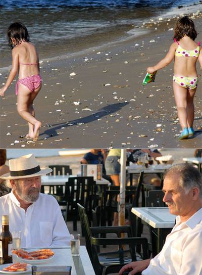 José Manuel Caballero Bonald conversa con Joselito Huerta en Bajo de Guía. Arriba, dos niñas juegan en la playa.rnFotos: Jaro Muñoz