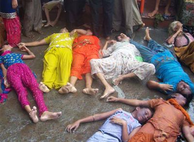 Varios cadáveres de víctimas de la estampida yacen junto al templo de Nainadevi, en el norte de India.