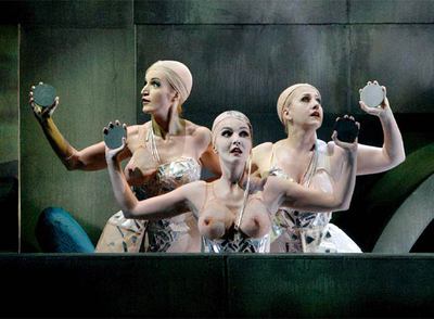 Un momento de la representación de  El ocaso de los dioses , dentro de la tetralogía de  El anillo del Nibelungo , en Bayreuth.