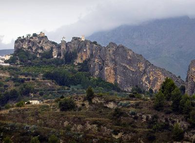 Vista de Guadalest, con la sierra de Serrella, al fondo, cubierta por las nubes.