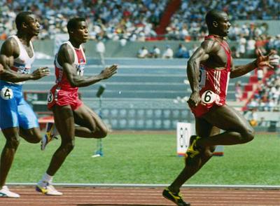 Ben Johnson, que dio positivo por anabolizantes, gana la final de los 100 metros en Seúl 1988 seguido por Carl Lewis y Lindford Christie.