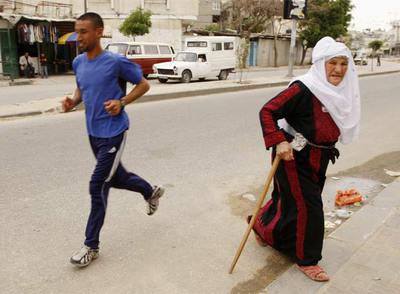 Nader al Masri, en un entrenamiento por las calles de Benit Hanoun.