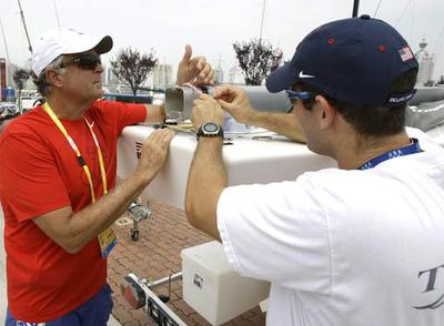 John Dane III y Austin Perry preparaban ayer su barco para competir en Qingdao.