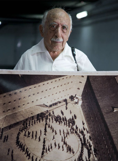Julio  Mayo  Souza posa, ayer en A Coruña, con una de las fotos famosas de la Segunda República.