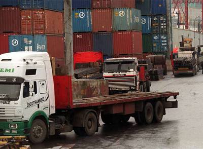 Varios camiones cargan contenedores en el Puerto de Bilbao.