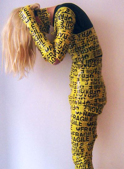  Performance  del artista portugués Miguel Bonneville, participante en la muestra  Proyecto Género 2,  que reflexiona sobre la complejidad de la identidad sexual y hoy se inaugura en Barcelona.