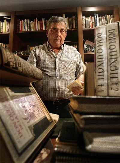 Claudio Pérez rodeado de  Quijotes  en su casa de Tarragona.