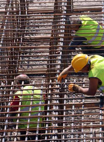 Trabajadores de la construcción realizan tareas de encofrado en una obra en Bilbao.