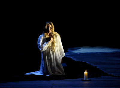 Marina Poplavskaya, como  Desdémona en  Otello , que se ha estrenado en el Festival de Salzburgo con dirección musical  de  Riccardo Muti.