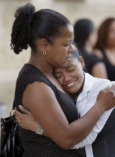 La hermana de la víctima de Gijón (derecha), abrazada a una amiga.