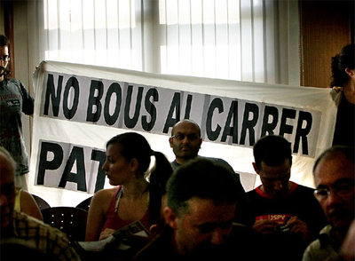 Asistentes al pleno de Paterna desplegaron una pancarta para mostrar su oposición a los  bous al carrer.