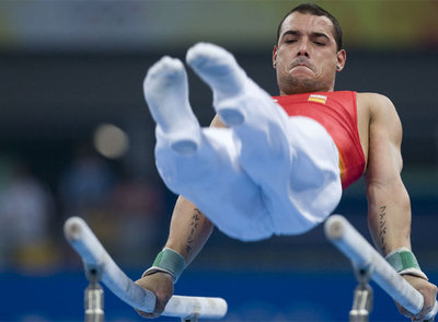 Deferr se ejercita en paralelas durante el entrenamiento de ayer en el National Indoor Stadium de Pekín.