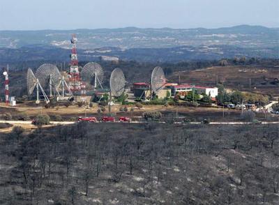 Vista aérea del centro de transmisiones militares de la zona asolada por el incendio forestal que ha arrasado unas 2.200 hectáreas de pinar y monte bajo en Zuera, Zaragoza.