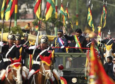 El presidente Evo Morales saluda durante un desfile militar celebrado  en la ciudad andina de Cochabamba, próxima a La Paz.