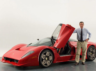 Andrea Pininfarina, junto a un Ferrari P45, diseñado y construido enteramente por su empresa.