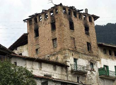 Estado en el que ha quedado la torre del caserío Zabale de Ordizia tras el incendio provocado por un rayo en la noche del miércoles.