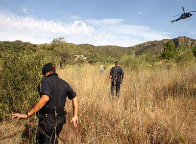 Efectivos de los Mossos d'Esquadra rastrean ayer en las inmediaciones de Roses (Girona) la pista de Pascal Henry.