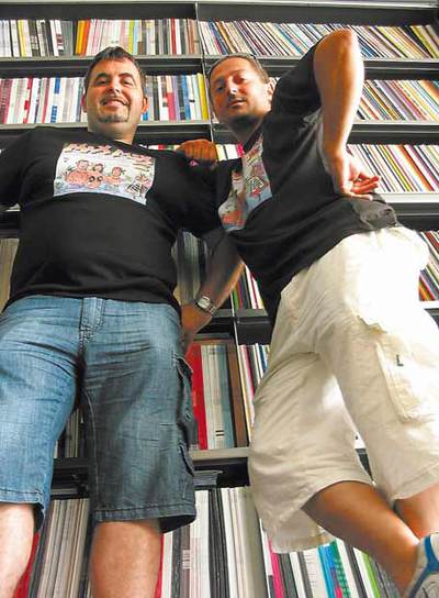 Javier Villegas y Tony Postigo, los  dj  del actual  megamix .