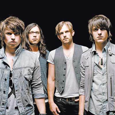 De izquierda a derecha: Matthew, Nathan, Caleb y Jared. En 2008, Kings of Leon parecen salidos de un anuncio de Gap.