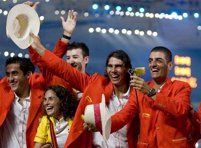 Los tenistas Nicolás Almagro, Virginia Ruano y Rafael Nadal, el regatista Javier Hernández y, detrás, Jon García, del equipo de taekwondo, durante el desfile de los equipos.