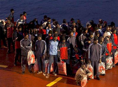 Algunos de los 67 inmigrantes rescatados en la madrugada de ayer casi 200 kilómetros al sur de Tenerife.