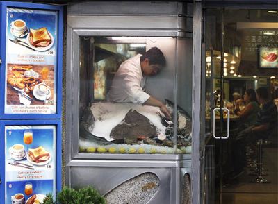 La marisquería Sirena Verde, en plena Gran Vía, se convierte en una especie de   afterhours   a primeras horas de la mañana.