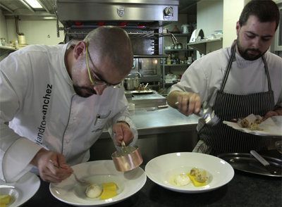 Alejandro Sánchez (izquierda) junto a uno de sus ayudantes en la cocina de su restaurante almeriense.