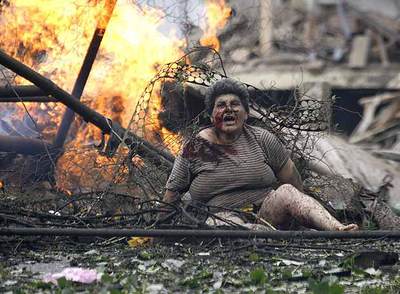 Una mujer georgiana herida grita entre los escombros en Gori tras el ataque de la aviación del Ejército ruso.