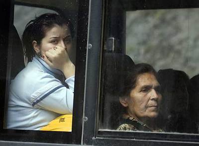Unas refugiadas de Osetia del Sur esperan en un autobús a ser registradas en la frontera rusa.