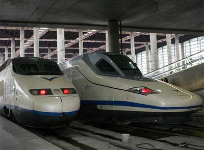 Máquinas del AVE 120, conocido popularmente como 'El Pato', fabricadas conjuntamente por Bombardier y Talgo, en la estación de Atocha en Madrid.