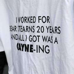 Una empleada de la financiera Bear Stearns protesta junto a la sede de la firma en Nueva York.