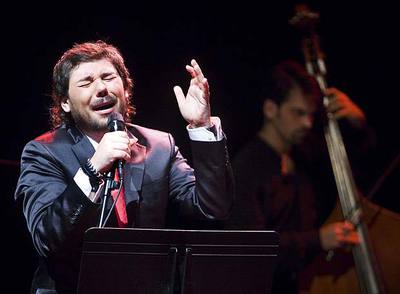 Miguel Poveda, a la izquierda, y Marcelo Mercadante, en un concierto en Barcelona.