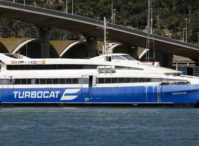 El catamarán Turbocat amarrado bajo el puente Porta  d'Europa, en el puerto de Barcelona.