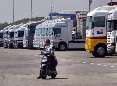 LLEGAN LOS PRIMEROS CAMIONES