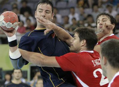 Iker Romero intenta un pase ante tres jugadores croatas.