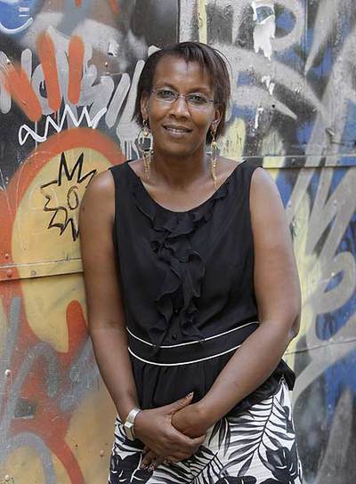 Aissatou Gaye, junto a la sede de Médicos del Mundo en Barcelona, donde trabaja.