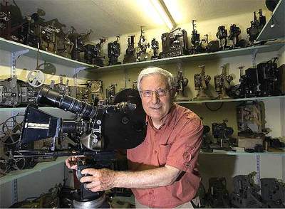 Josep Maria Queraltó con una filmadora de su colección que perteneció al cineasta y guionista Ignacio F. Iquino. rnrnLinterna mágica en restauración de la marca Thepetittone (Estados Unidos, 1890).