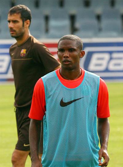 Eto'o, junto a Guardiola, en un entrenamiento del Barça.