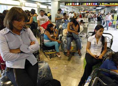 Pasajeros del vuelo retrasado de Aerosur esperan en Barajas para facturar el equipaje.