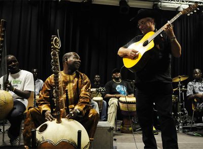 El músico de Malí Toumani Diabaté (izquierda), con su kora, charla con el cubano Eliades Ochoa durante un ensayo previo al concierto del domingo en Zaragoza. rn c. anguilarnEscenas entre bambalinas del concierto del domingo en Zaragoza. A la izquierda, Damon Albarn, de Blur, y sobre estas líneas, Sorderita y Diabaté, durante la prueba de sonido.