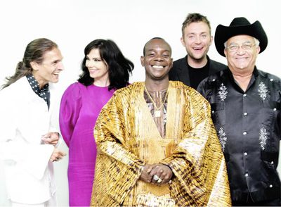 José Soto  Sorderita,  Björk, Toumani Diabaté, Damon Albarn, de Blur, y Eliades Ochoa, fotografiados el domingo poco antes de su concierto en la Expo de Zaragoza.