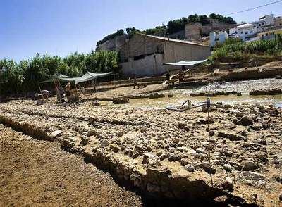 Una vista del yacimiento arqueológico en el que destaca una vía romana de cinco metros de ancho, en Dénia.