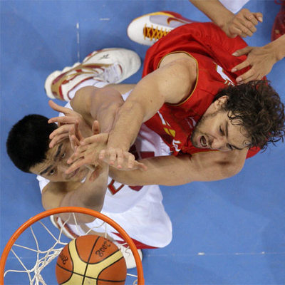 Canasta de Pau Gasol en lucha con Yao Ming.
