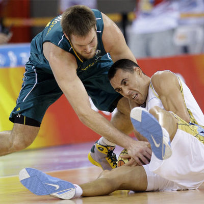 Prigioni, en el suelo, pelea por la pelota ante el australiano Worthington.