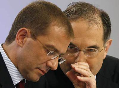 Los primeros ejecutivos de UBS, Peter Kurer (derecha) y Marcel Rohner, en su comparecencia.