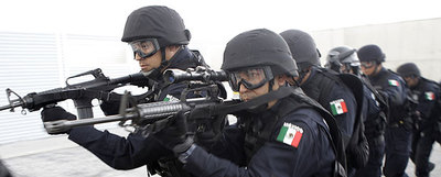 Policías federales de México realizan un ejercicio de prácticas de intervención en secuestros.