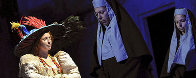 Allison Bell (izquierda), en el papel de Sierva María en la versión operística de  Del amor y otros demonios. 